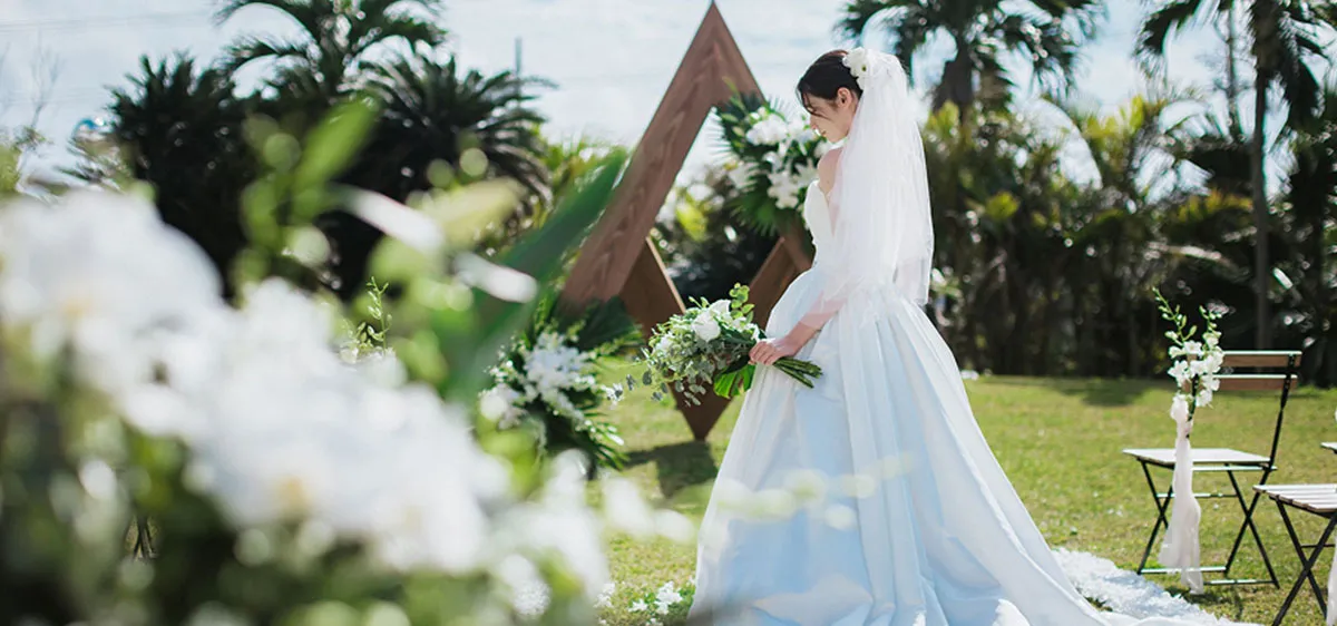 A stage for making vows that fulfill the wishes of the two of you, a special day filled with smiles.