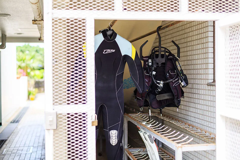 Diving equipment washing and drying area